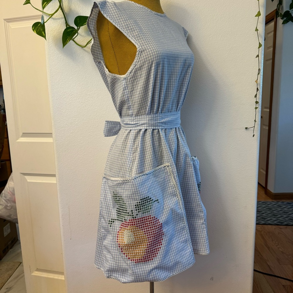 Vintage Gingham Apron with Apple Embroidery - Picture 4 of 10